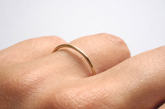 Anello sottile liscio in gold filled 14k