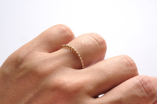 Anello sottile con catena a biglie in gold filled 14k