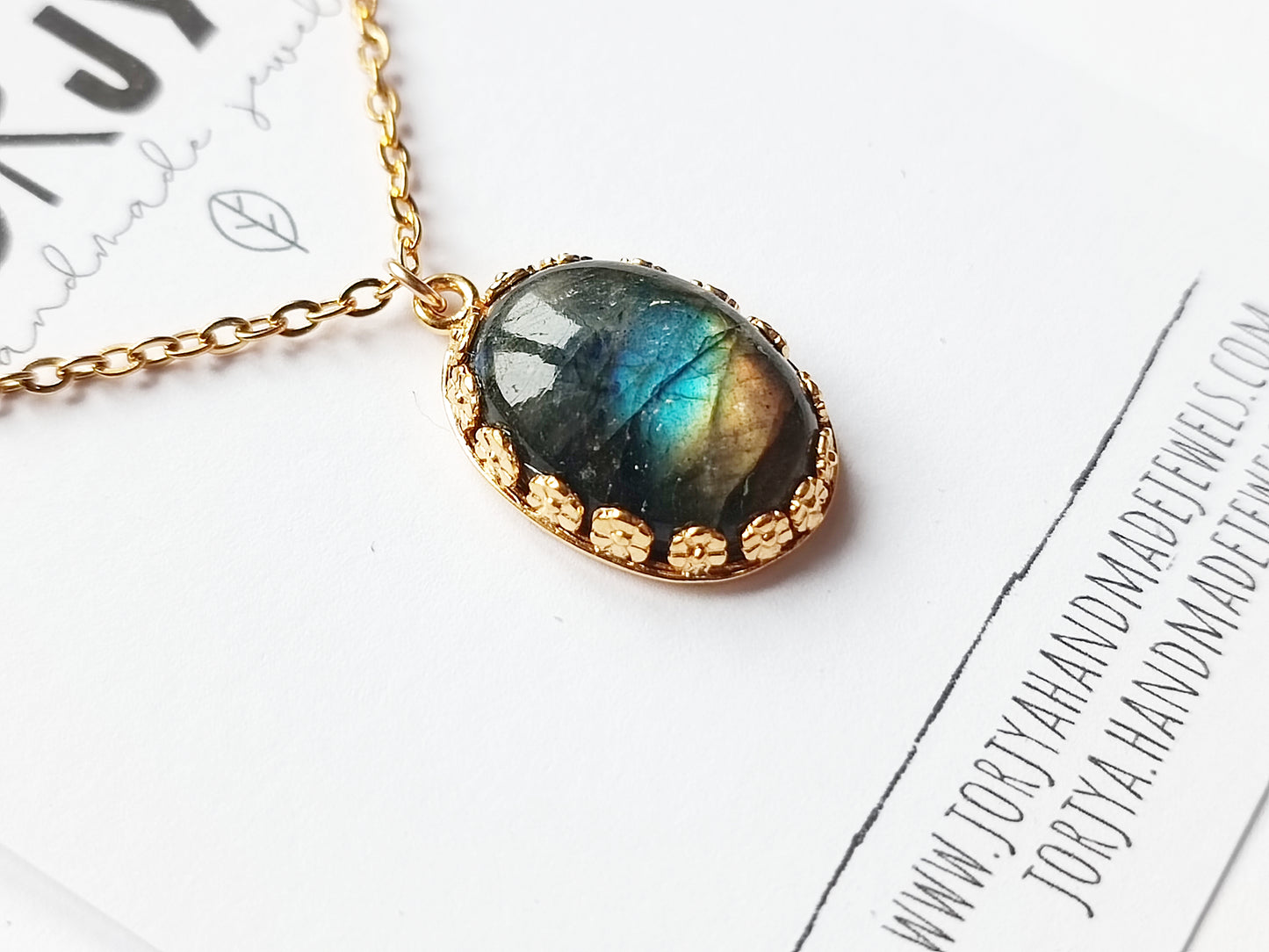 Collana con castone con fiori ovale e pietra di labradorite