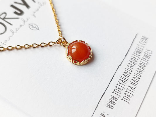 Collana con castone floreale tondo e pietra di agata rossa