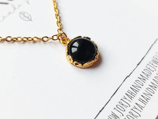 Collana con castone floreale tondo e pietra di onice nera