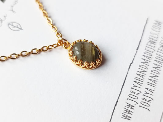 Collana con castone piccolo ovale e pietra di labradorite