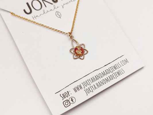 Collana fiore di loto in gold filled 14k con petali di rosa selvatica e foglia oro