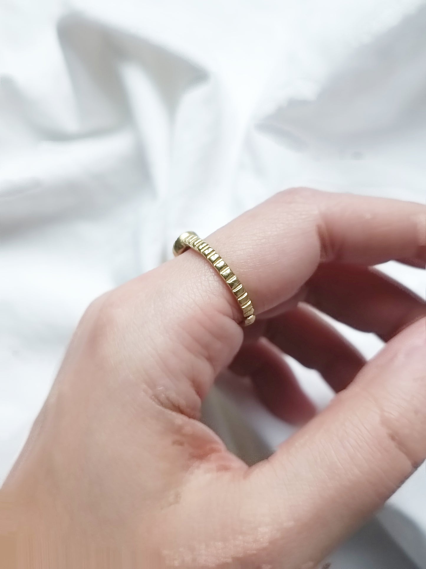 Anello in ottone regolabile rigato con fiore di carota selvatica bianco