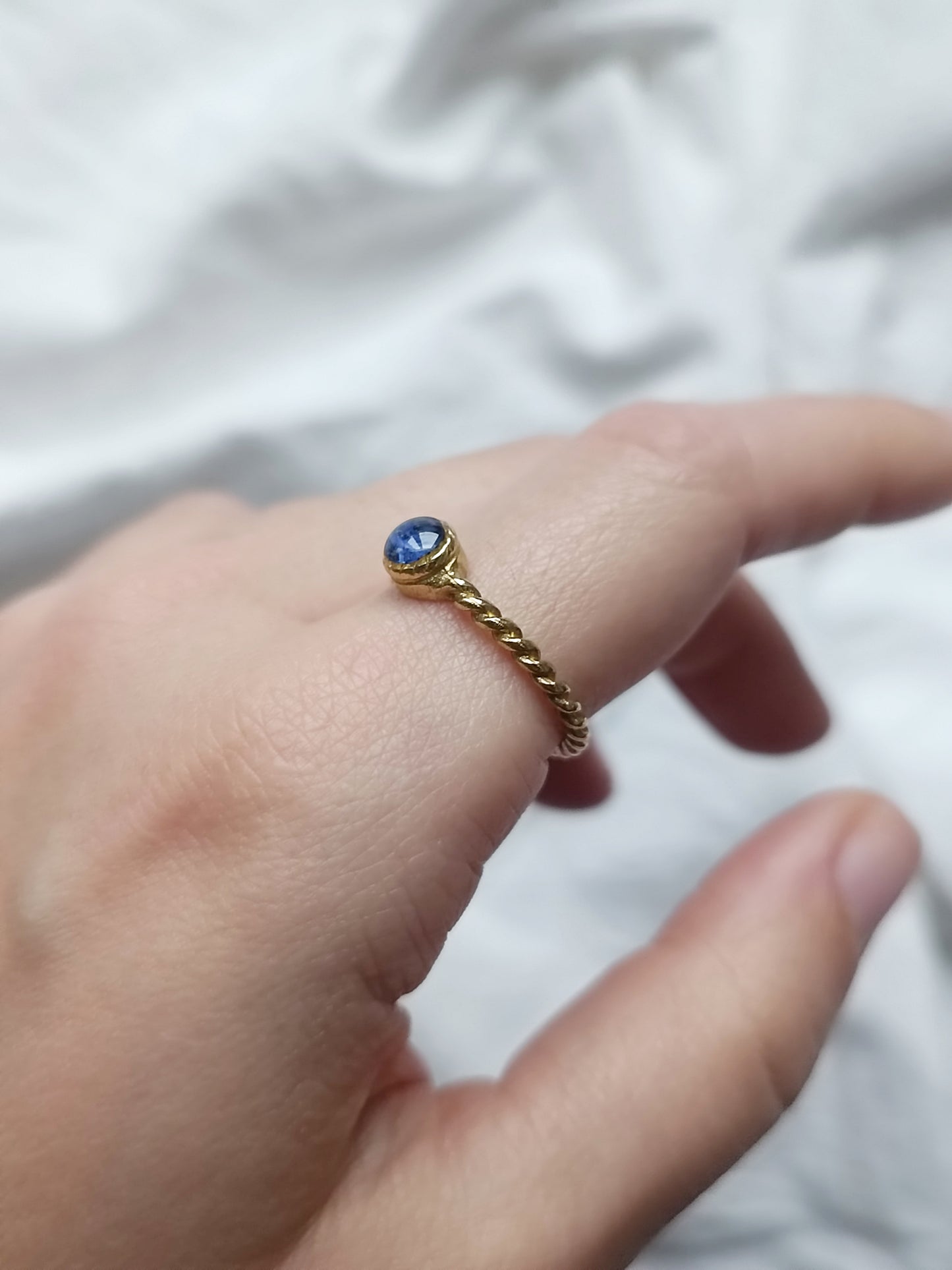 Anello in ottone regolabile attorcigliato con frammenti di fiordaliso blu