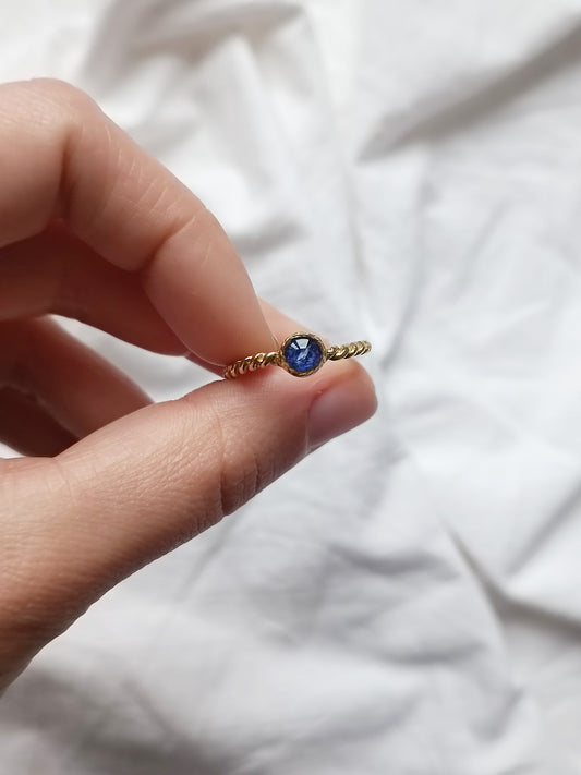 Anello in ottone regolabile attorcigliato con frammenti di fiordaliso blu