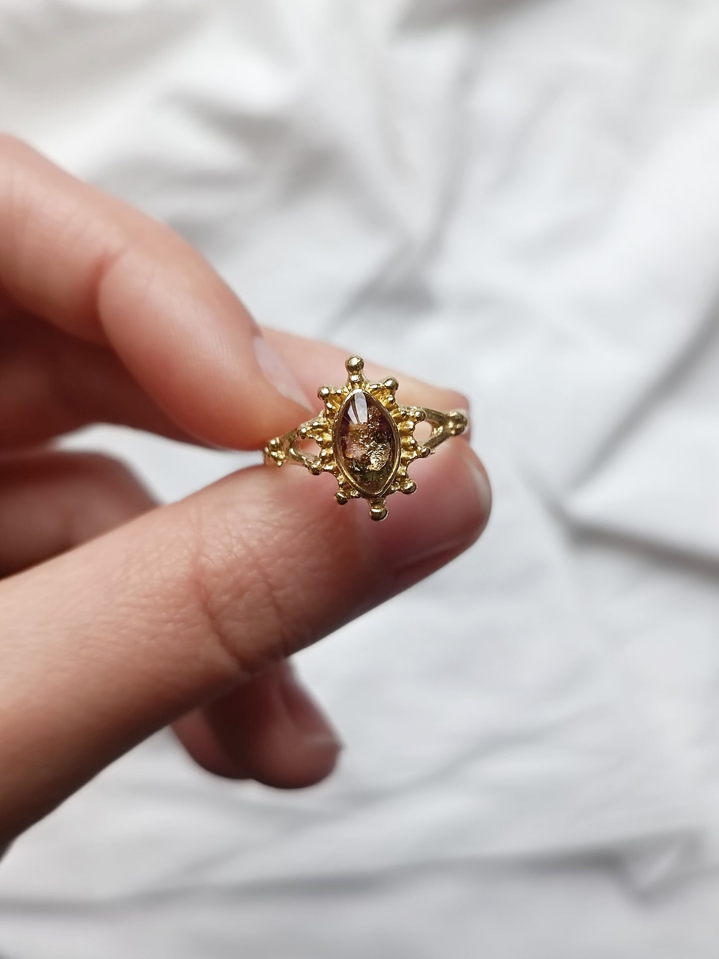 Anello in ottone regolabile marchesa con mix di frammenti di fiori e foglia oro