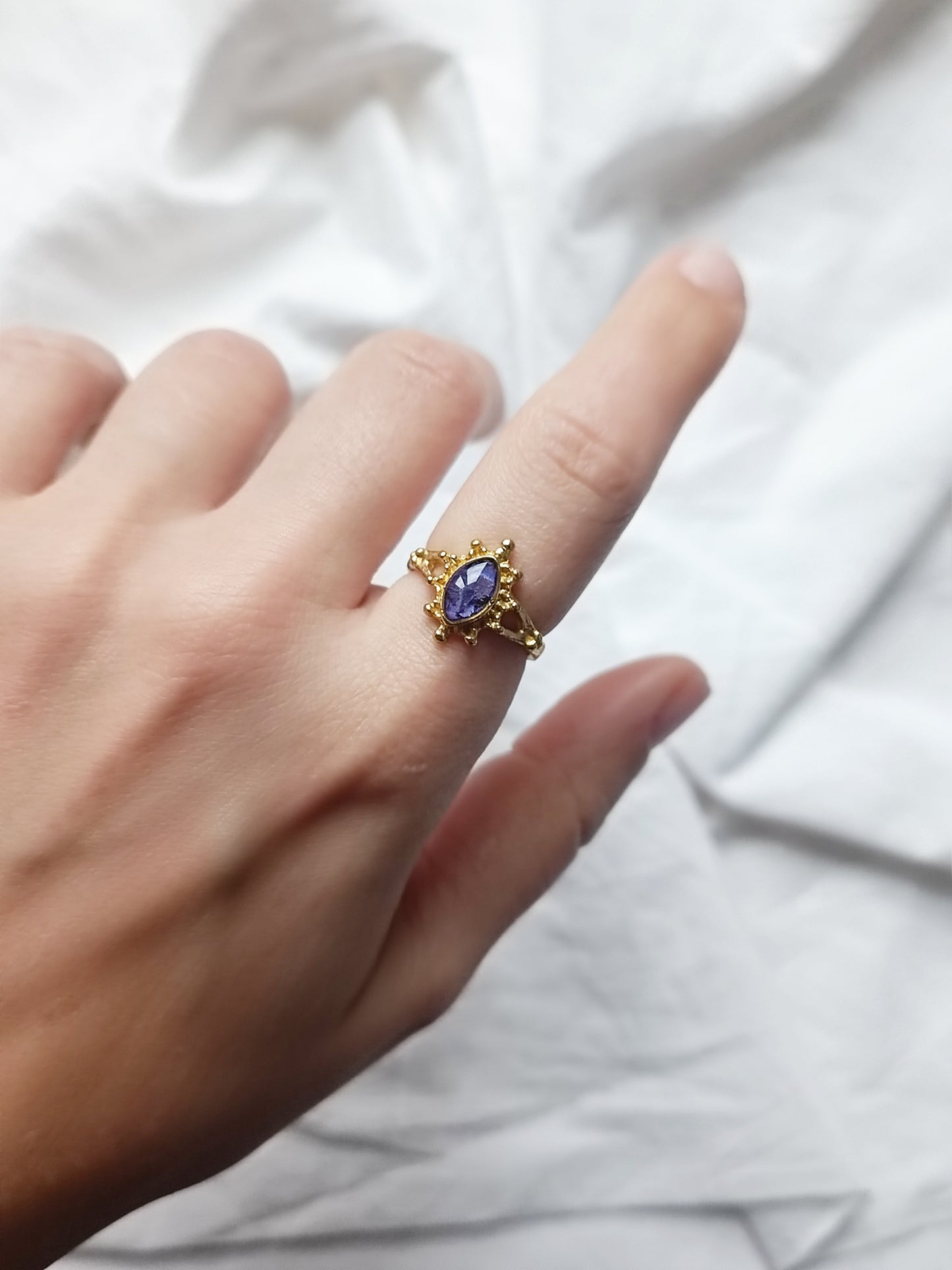 Anello in ottone regolabile marchesa con frammenti di speronella blu e viola