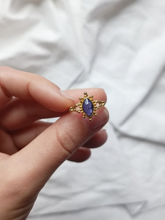 Anello in ottone regolabile marchesa con frammenti di speronella blu e viola