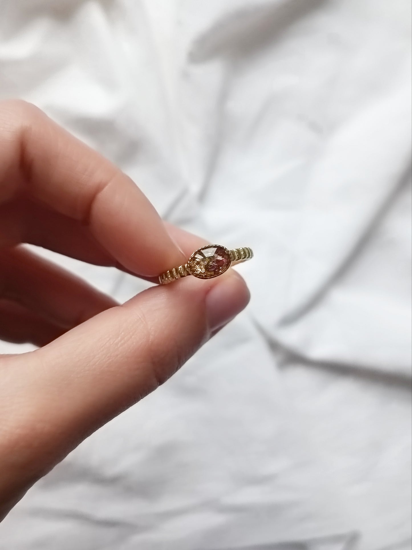 Anello in ottone regolabile rigato con mix di frammenti di fiori e foglia oro