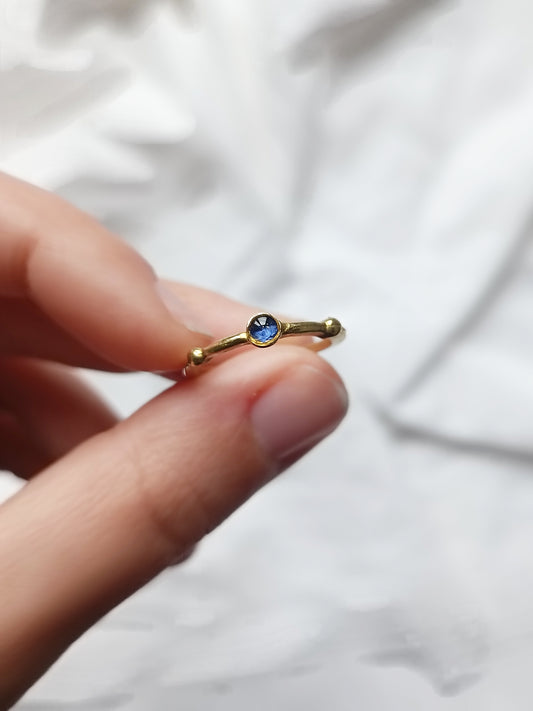 Anello in ottone regolabile con pallini con frammenti di fiordaliso blu