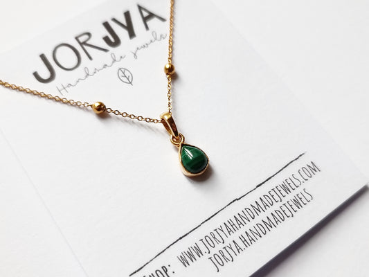 Collana con pietra a goccia sfaccettata di malachite